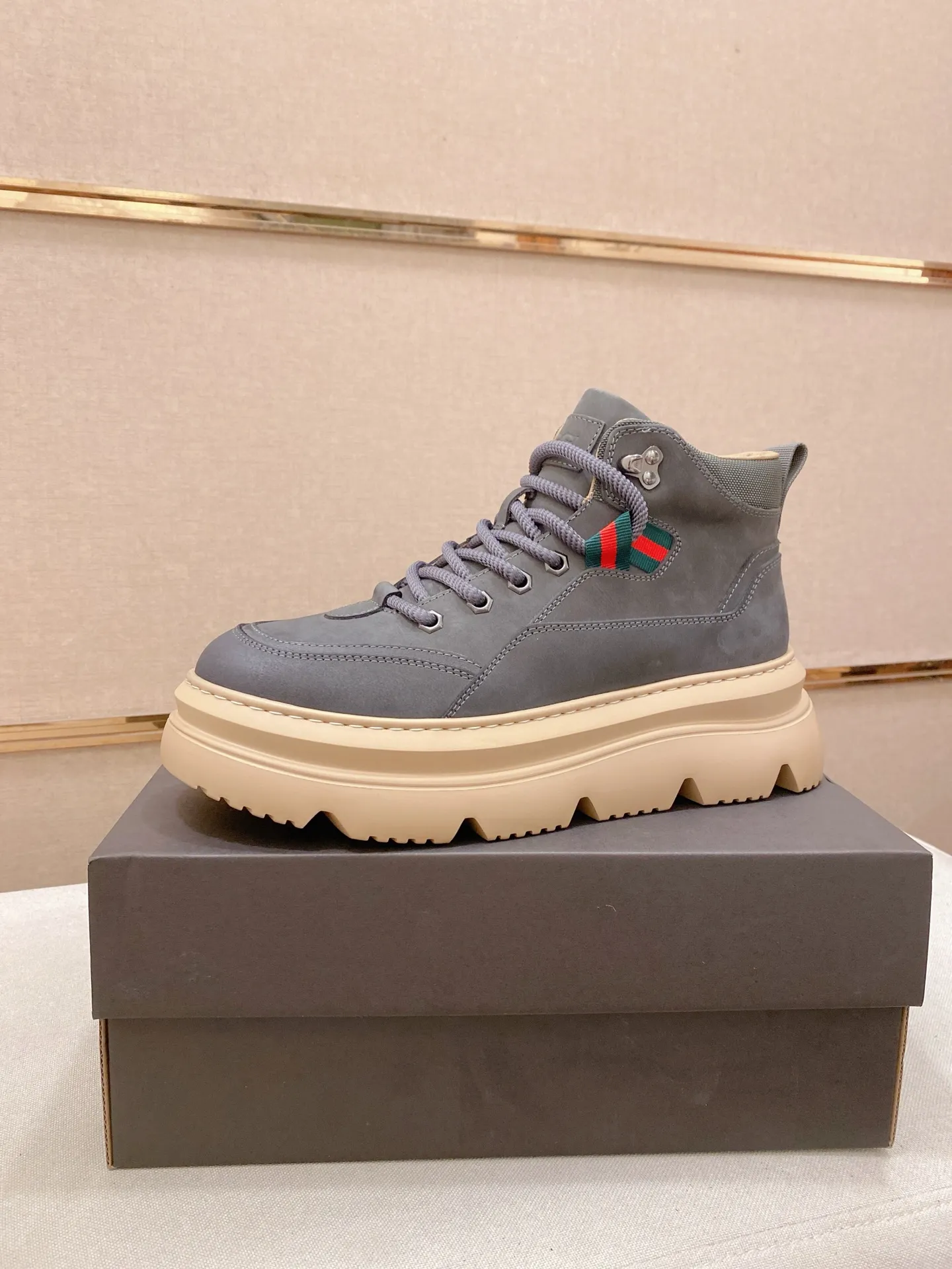 Factory price: 700💰New UGG fur-integrated men's simple and fashionable snow shoes. The most worth buying at the end of this year are warm casual shoes. Whether you are out and about at home, their comfortable and warm performance will be your most suitable fashion companion! The material is cowhide upper and imported wool is used inside. Two layers of cowhide for warmth and comfort! The eva+ rubber patch outsole is cushioned, non-slip and wear-resistant, and has good elasticity. It is light and wear-resistant, comfortable and soft, and the new simple cut is more fashionable. It has both practicality and fashion sense, so you no longer have to worry about how to match it in winter, while still maintaining your fashionable taste. High-quality genuine wool produced in Dongguan. The material depends on the details! Size: 39-40-41-42-43-44-45 sneaker size
